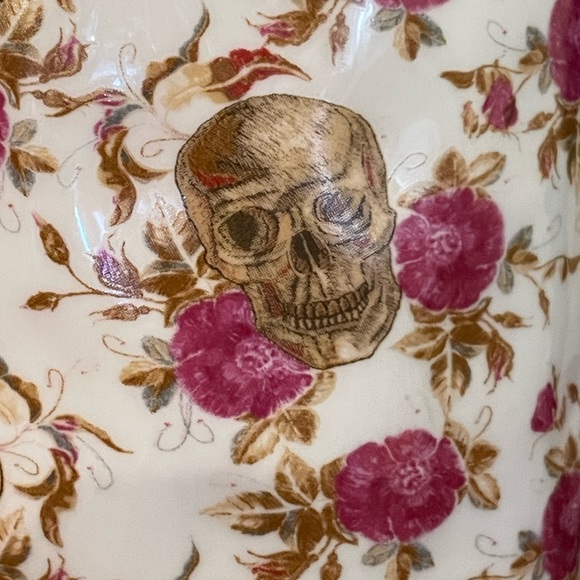 SKULL AND ROSES Halloween Ceramic Mug 🖤💀🌹 - Picture 2 of 5